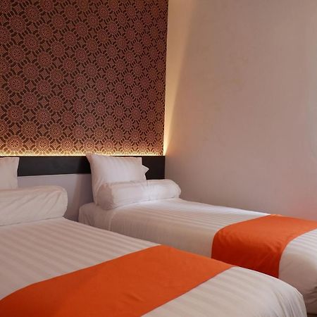Front One Boutique Tugu Muda Semarang Hotel Exterior photo